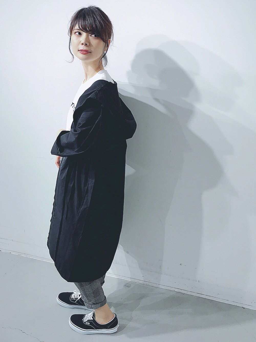 「KOE、koeららぽーと海老名、オトナカジュアル、秋のコーデ、シンプルコーデ、モノトーンコーデ、ライトアウター、フードコート、フード付きアウター、VANS」｜「koeのビッグシルエットドロストミリタリーコート（ミリタリージャケット、ブラック系）」を使った、naoさん（レディース・167cm）の秋コーディネートの1枚目の写真