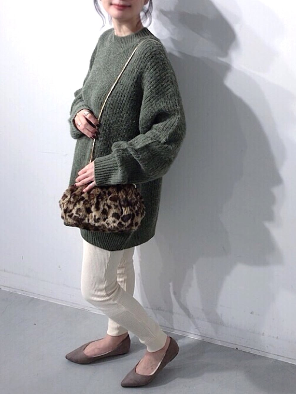 「KOE、koeららぽーと海老名、秋のコーデ、休日スタイル、オトナ女子、ゆるコーデ、ゆるニット、ワッフルレギンス、レギンス、レオパード」｜「koeの【UNISEX】片畦編みモックネックプルオーバー（ニット/セーター、グリーン系）」を使った、naoさん（レディース・167cm）の秋コーディネートの1枚目の写真