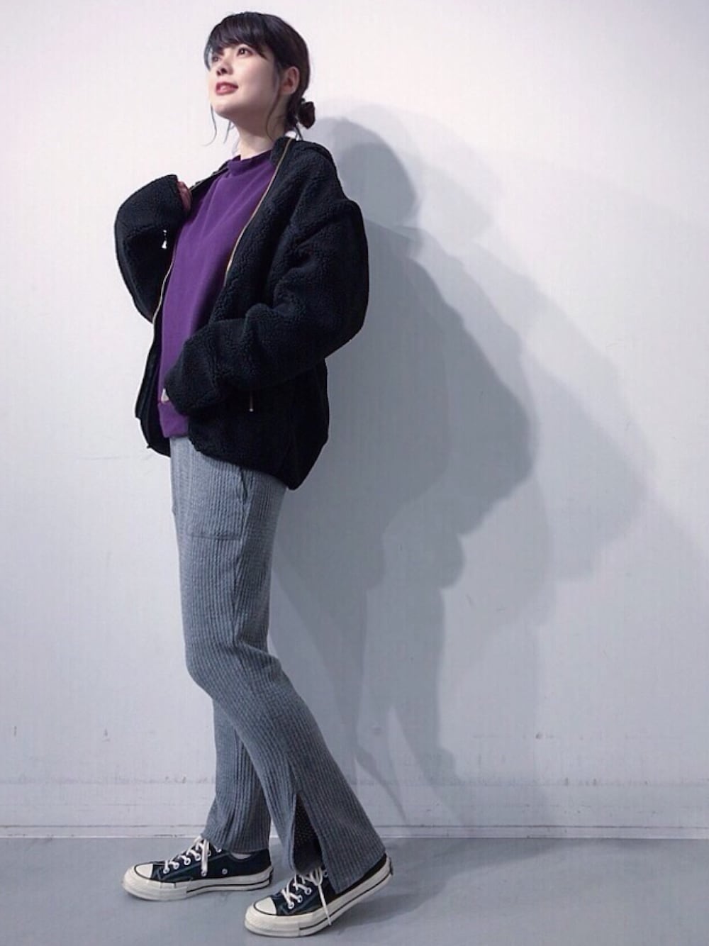 「KOE、koeららぽーと海老名、休日スタイル、秋冬コーデ、スポーツミックス、ボアジャケット、ボアブルゾン、メンズライク、もこもこ、スリットパンツ」｜「koeの裏起毛スリットトレーナー（Tシャツ/カットソー、パープル系）」を使った、naoさん（レディース・167cm）の秋コーディネートの1枚目の写真
