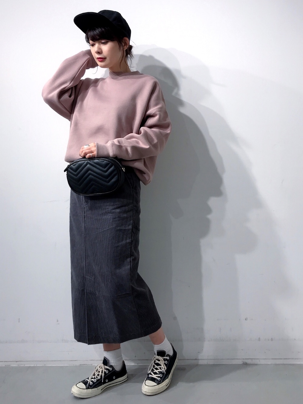 「KOE、koeららぽーと海老名、秋冬コーデ、ゆるコーデ、オトナカジュアル、メンズライク、スウェット、くすみピンク、コーデュロイスカート、ウエストバッグ」｜「koeのメルトンキャップ（ハット、ブラック系）」を使った、naoさん（レディース・167cm）の冬コーディネートの1枚目の写真