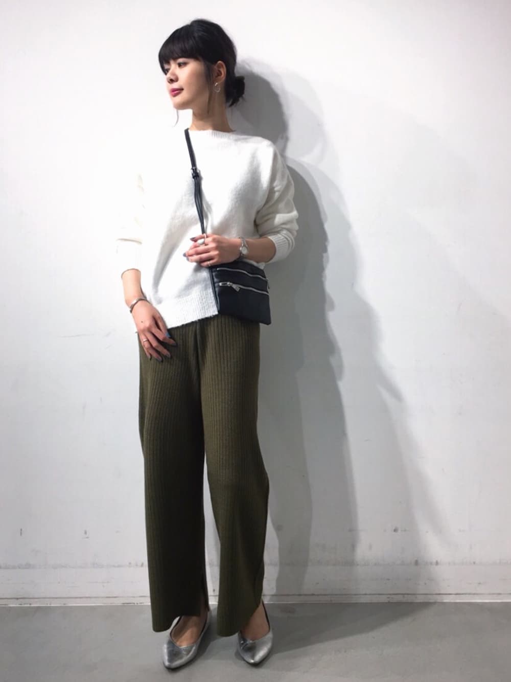 ホワイト系のニット/セーター、ブラック系のショルダーバッグ、グリーン系のその他パンツを着用したレディースの冬コーディネートの1枚目の写真