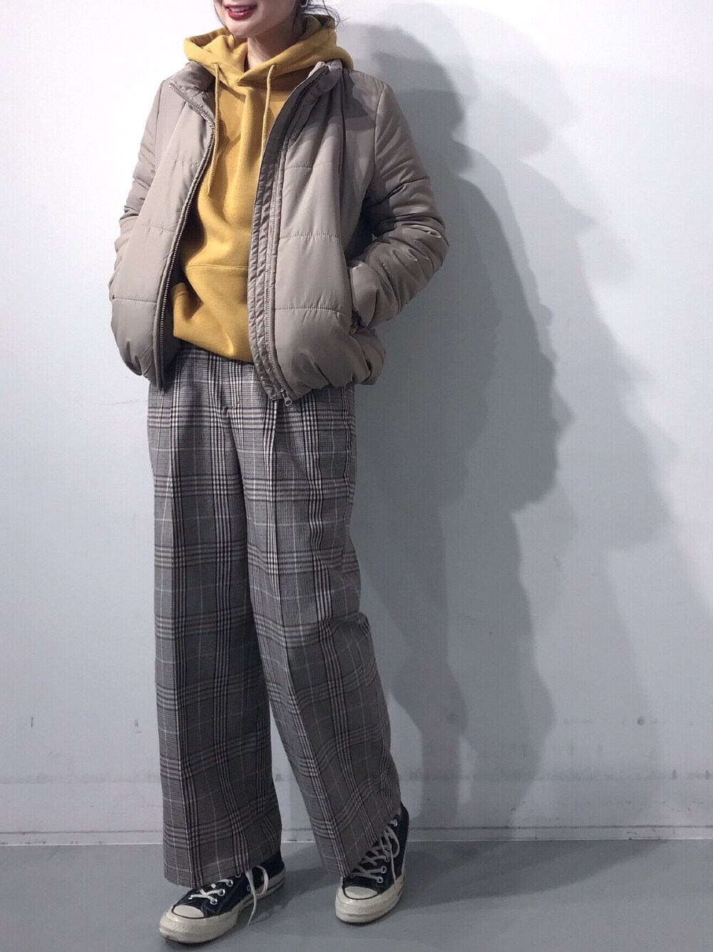 「KOE、koeららぽーと海老名、オトナ女子、オトナカジュアル、メンズライク、スウェットパーカー、パーカー、中綿ジャケット、チェックパンツ、converse」｜「koeの【UNISEX】TC裏起毛ビッグシルエットフーディー（パーカー、イエロー系）」を使った、naoさん（レディース・167cm）の冬コーディネートの1枚目の写真
