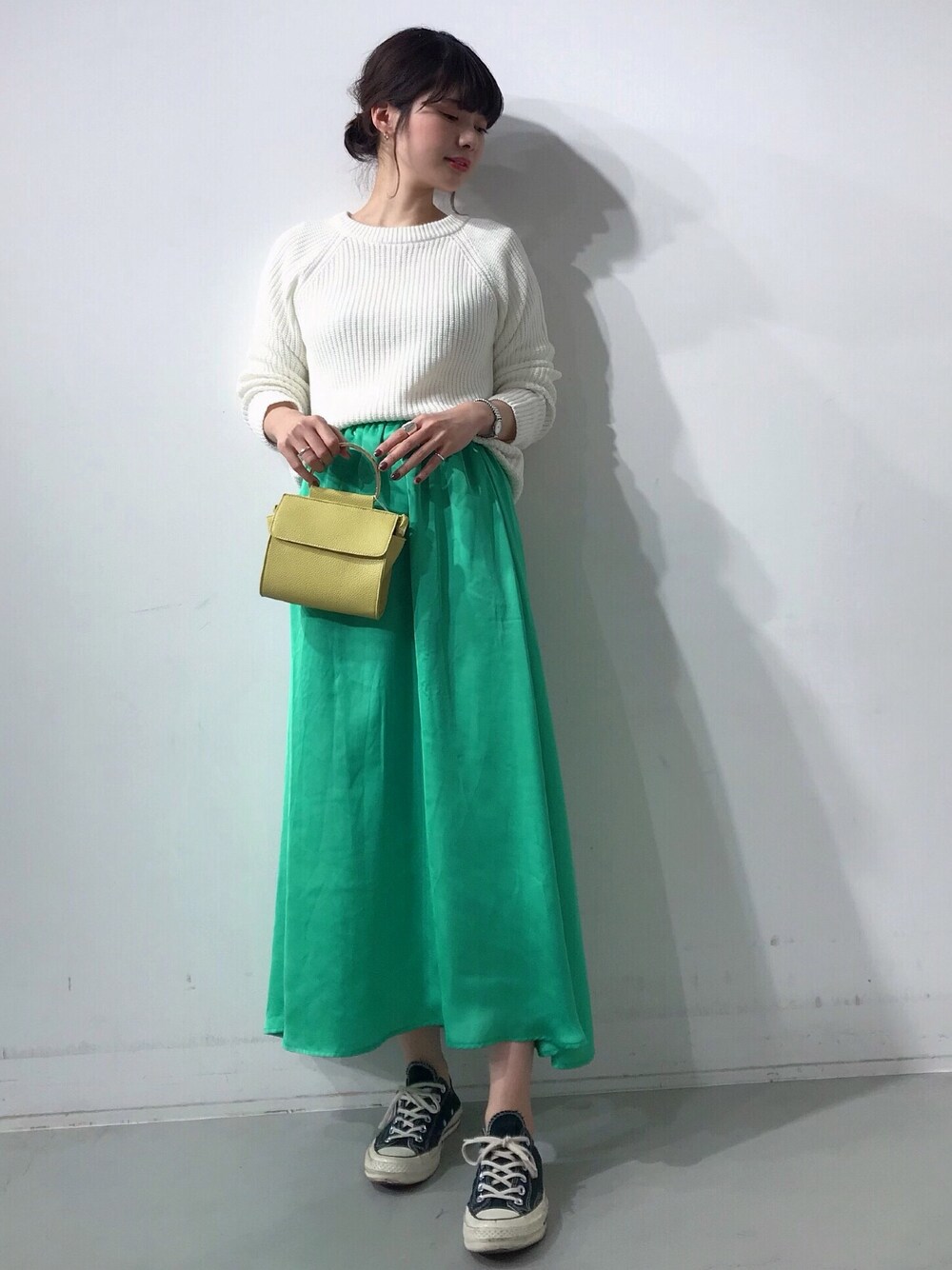 「KOE、koeららぽーと海老名、オトナ女子、休日スタイル、春コーデ、春色、サテンスカート、ネオンカラー、ロングスカート、新作」｜「koeの畦編みクルーネックニットプルオーバー（ニット/セーター、ホワイト系）」を使った、naoさん（レディース・167cm）の冬コーディネートの1枚目の写真