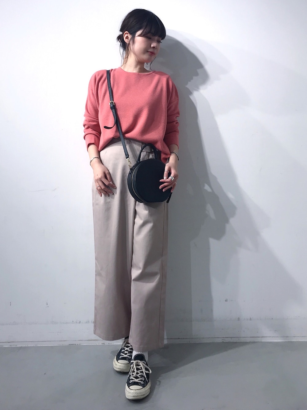 「KOE、koeららぽーと海老名、オトナカジュアル、オトナ女子、春コーデ、春色、春ニット、コーラルピンク、ラウンドバッグ、ラップパンツ」｜「koeのボートネックボクシーニットプルオーバー（ニット/セーター、ピンク系）」を使った、naoさん（レディース・167cm）の冬コーディネートの1枚目の写真