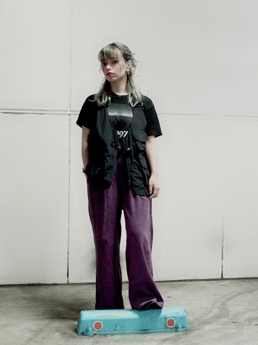 「カジュアル、パンツスタイル、Tシャツ、夏セールで買いました、ストリート、バンドT、低身長、低身長コーデ、低身長女子、フィッシングベスト」｜「JOINT WORKSのUTILITY VEST（その他アウター、ブラック系）」を使った、渡邊りつ 🦉☁   さん（レディース・153cm）の夏コーディネートの1枚目の写真
