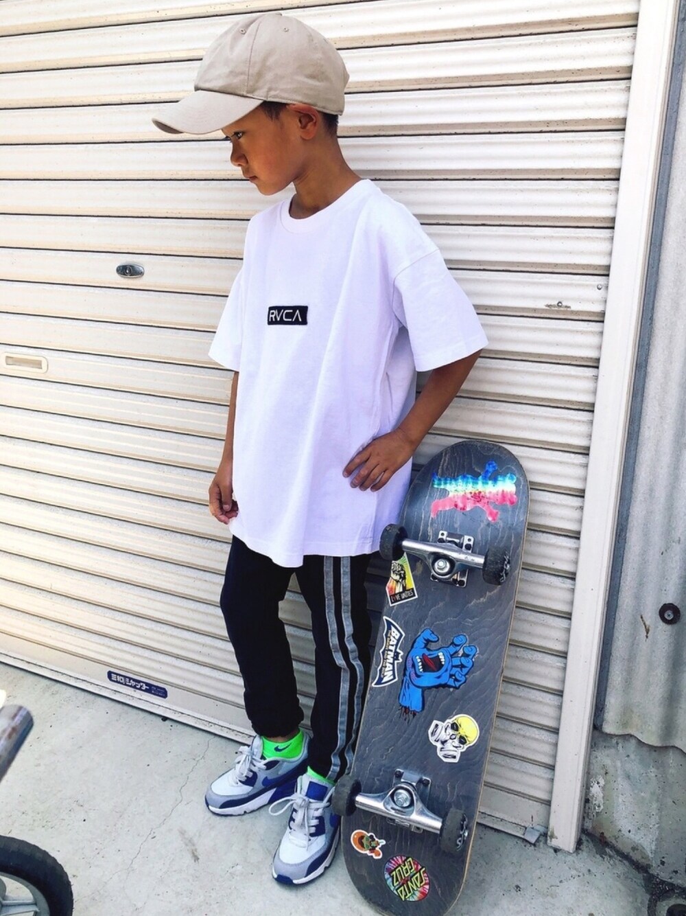 「息子コーデ、ルーカ、RVCA(ルーカ)、ナイキエアマックス、スケボー、スケボーキッズ」｜「RVCAのRVCA キッズ  PATCH RVCA Ｔシャツ（Tシャツ/カットソー、ホワイト系）」を使った、まなみさん（キッズ・120cm）の春コーディネートの1枚目の写真