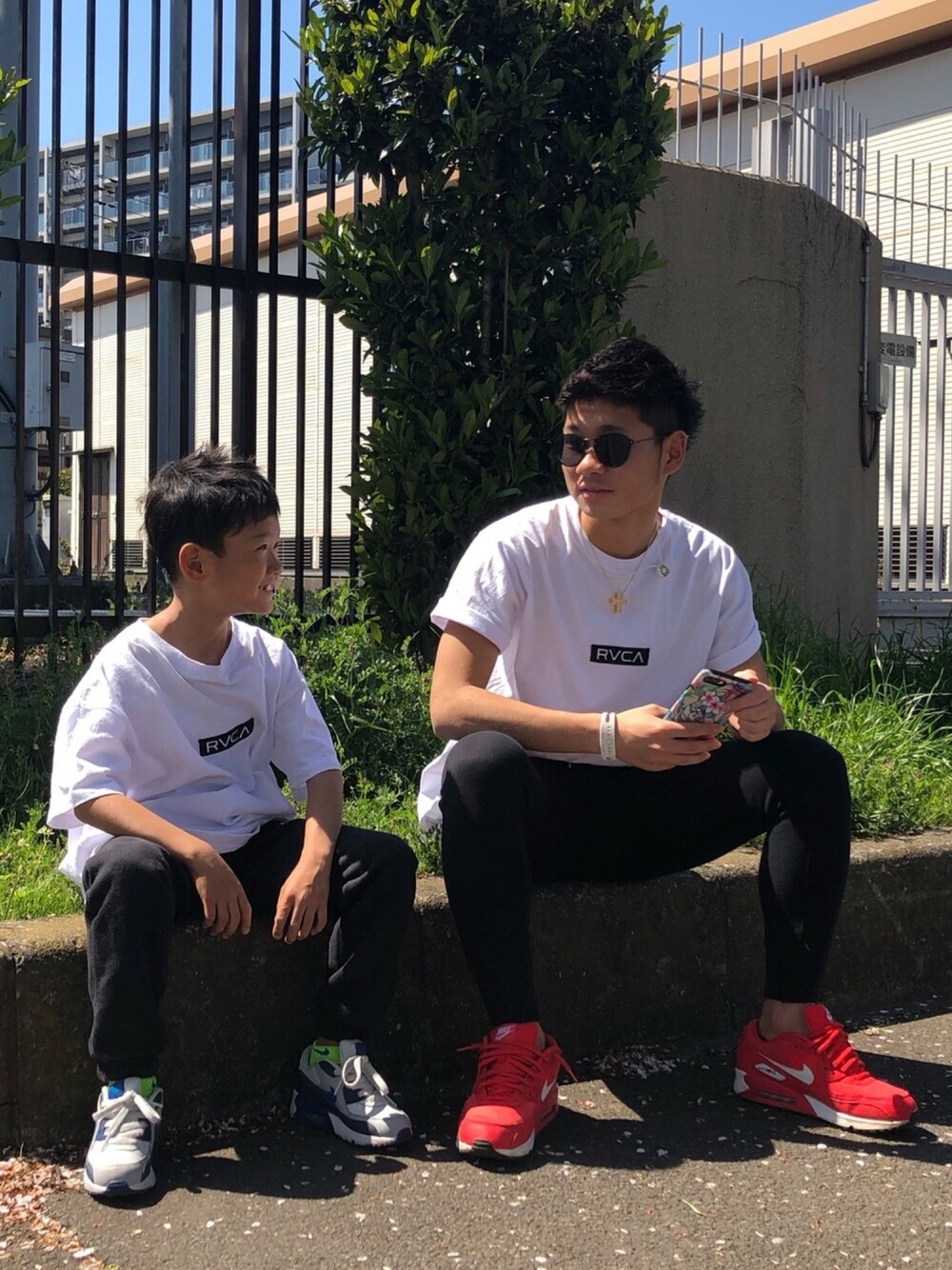 「キッズコーデ、兄弟コーデ、兄弟リンクコーデ、rvca、エアマックス、高２、小3」｜「RVCAのRVCA PATCH RVCA SS（Tシャツ/カットソー、ホワイト系）」を使った、まなみさん（キッズ・120cm）の春コーディネートの1枚目の写真