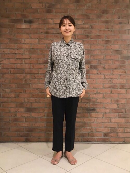 Saki Tanaka使用「BEAUTY&YOUTH UNITED ARROWS（BY ツイルセンタープレス9分丈パンツ）」的時尚穿搭