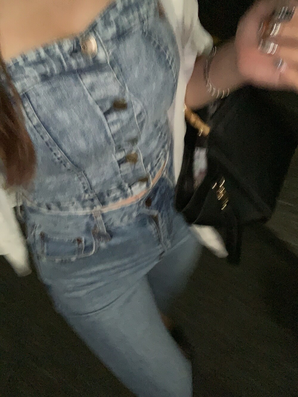 ブルー系のチューブトップ、ブルー系のデニムパンツを着用したレディースの秋コーディネートの1枚目の写真