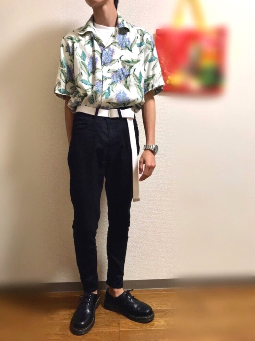 ホワイト系のTシャツ/カットソー、その他のシャツ/ブラウス、ブラック系のブーツを着用したメンズの夏コーディネートの1枚目の写真