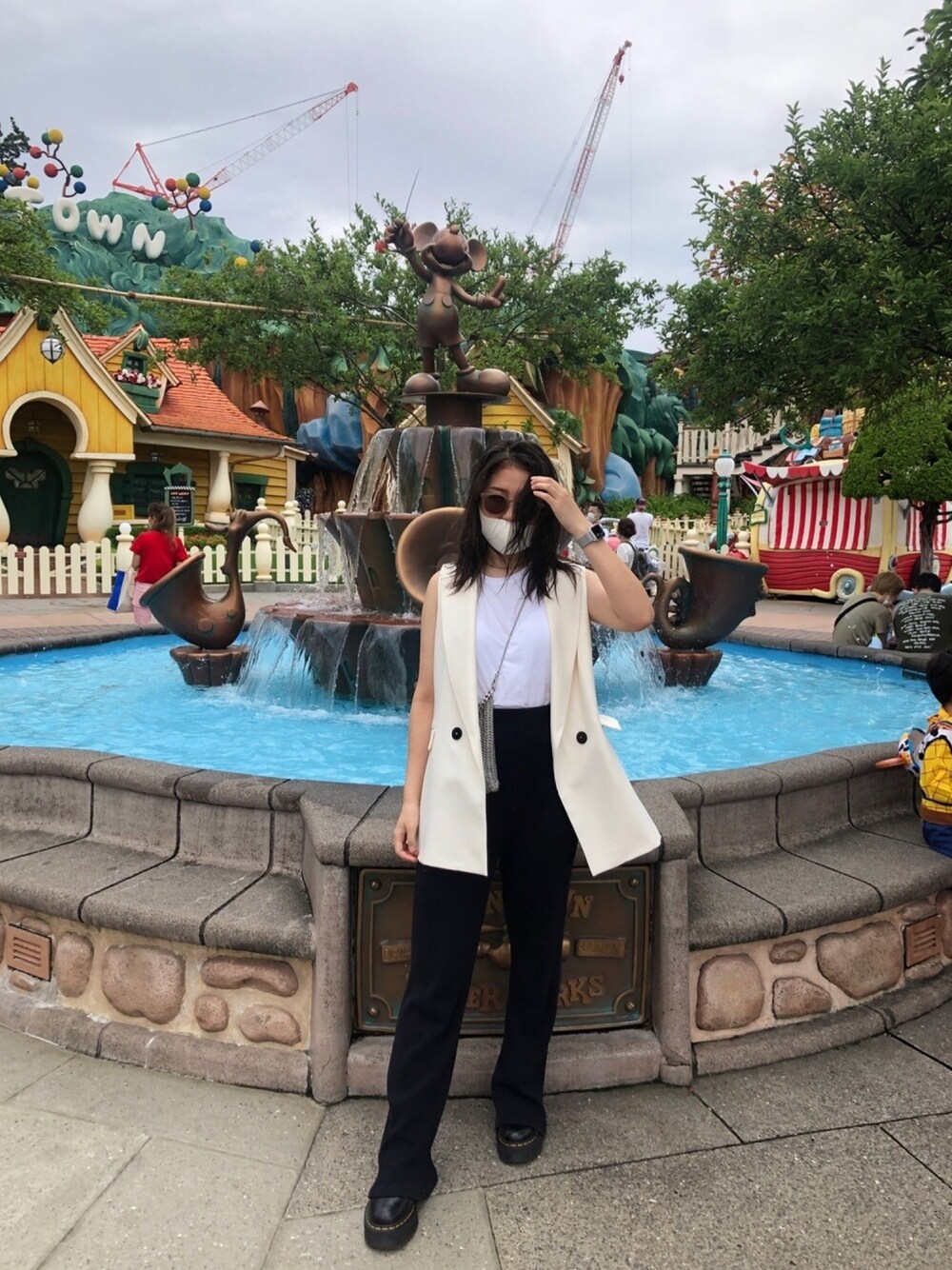 「ディズニー、白黒、モノトーン、Dr.Martens、AMERI、ZARA、SLY、ベスト、ザラ」｜「ZARAのアイテム（タンクトップ、ホワイト系）」を使った、komatsunaさん（レディース・163cm）の夏コーディネートの1枚目の写真