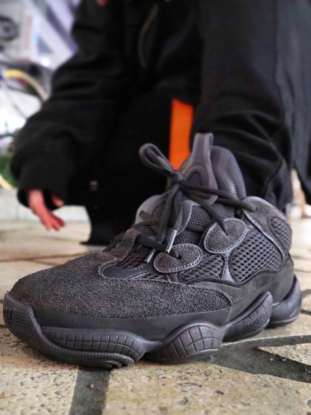 「冬、きれいめカジュアル、ワントーンコーデ、ストリート、モード、スニーカー」｜「Yeezyのアイテム（スニーカー、ブラック系）」を使った、ひろとさん（メンズ・171cm）の冬コーディネートの1枚目の写真