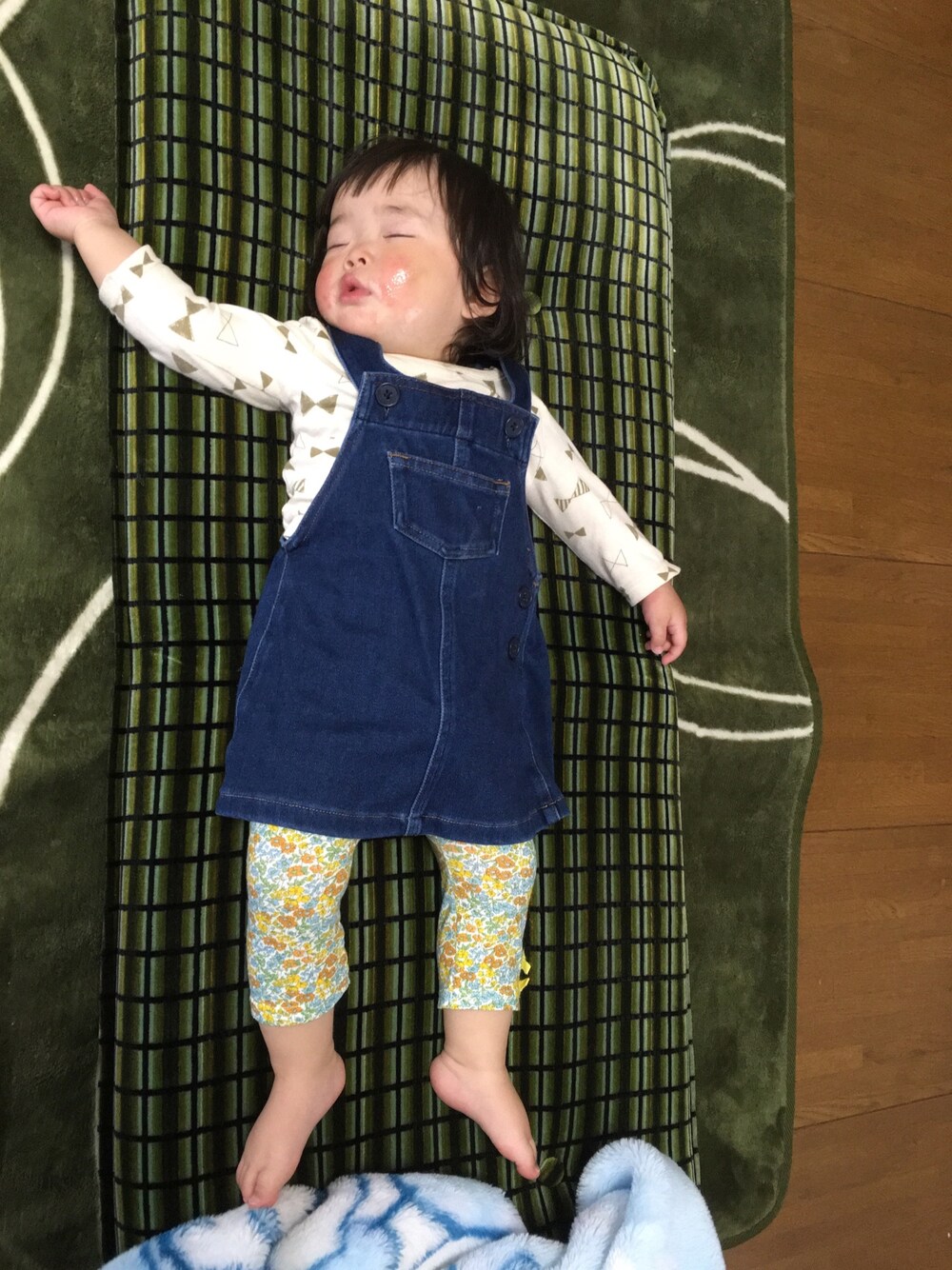 「お昼寝」｜「Birthdayのアイテム（Tシャツ/カットソー、ホワイト系）」を使った、あおたんさん（キッズ・70cm）の春コーディネートの1枚目の写真