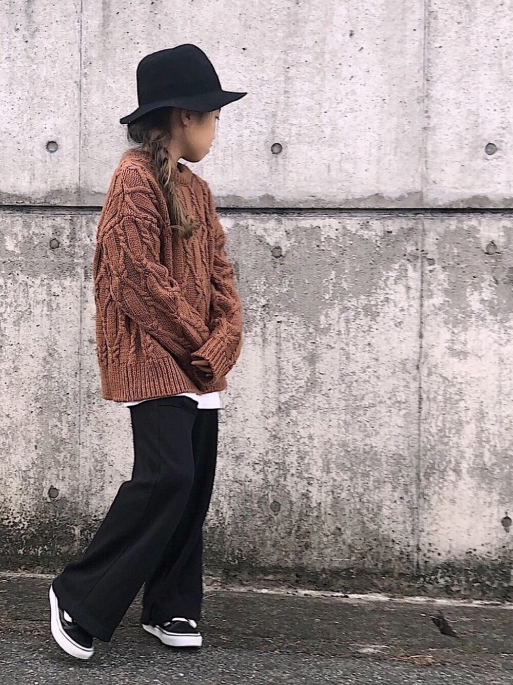 「キッズコーデ、カジュアルコーデ、休日スタイル、女の子、VANS、ニット、小学生、キッズ、着まわし」｜「Right-onの【MPS】フェルトハットをオンしてワイルドに！！（ハット、ブラック系）」を使った、_.sさん（キッズ・130cm）の秋コーディネートの1枚目の写真