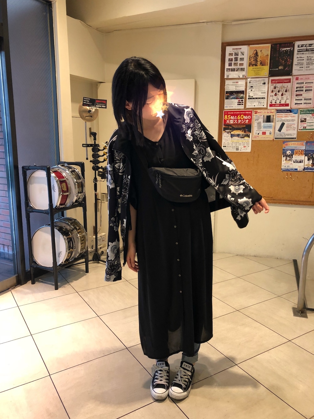 ブラック系のシャツワンピース、ブラック系のジャージ、ブラック系のボディバッグ/ウエストポーチを着用したレディースの夏コーディネートの1枚目の写真