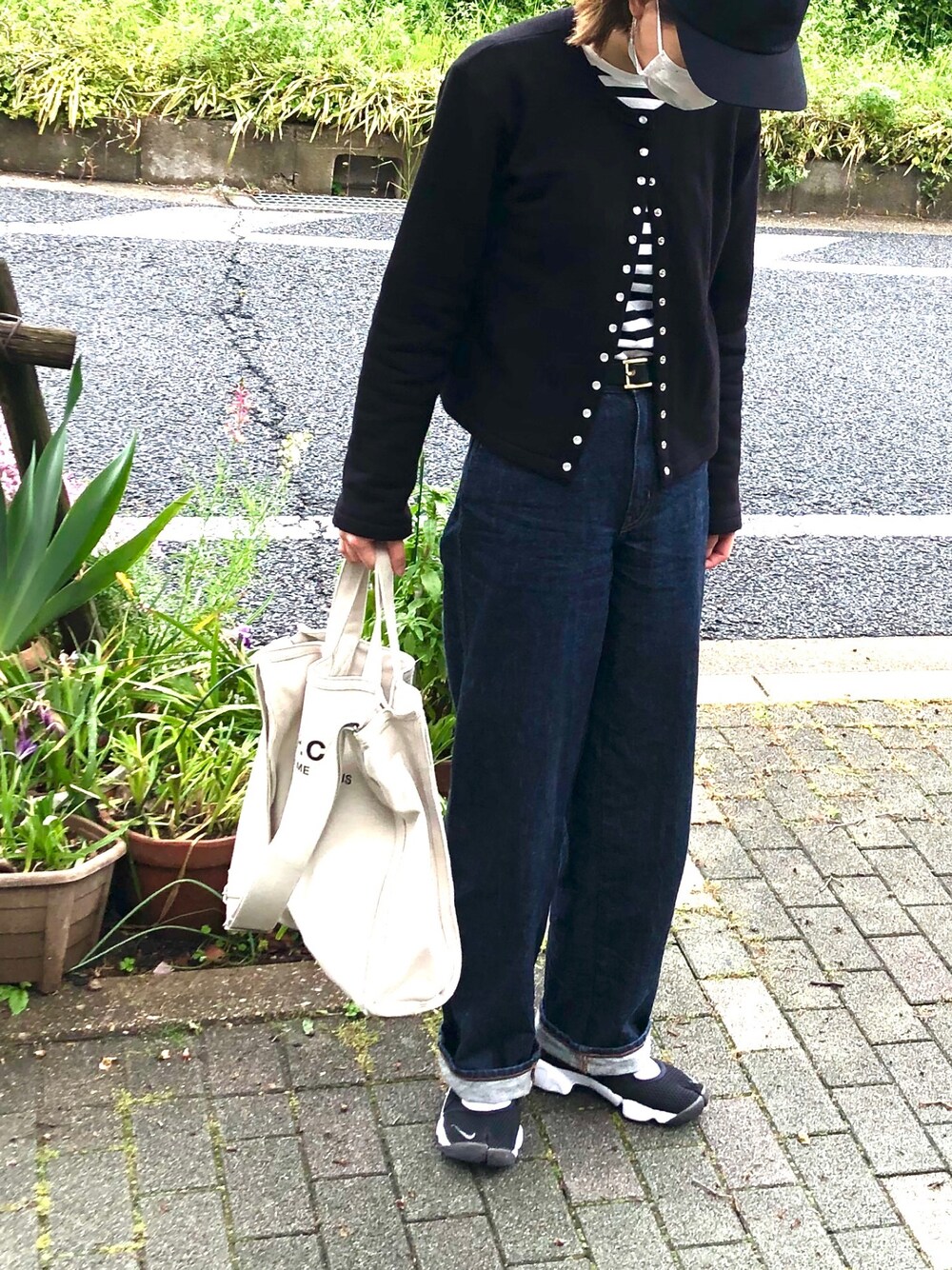 「UNIQLOのハイライズワイドストレートジーンズ（デニムパンツ、ブルー系）」を使った、偲央さん（レディース・163cm）の春コーディネートの1枚目の写真