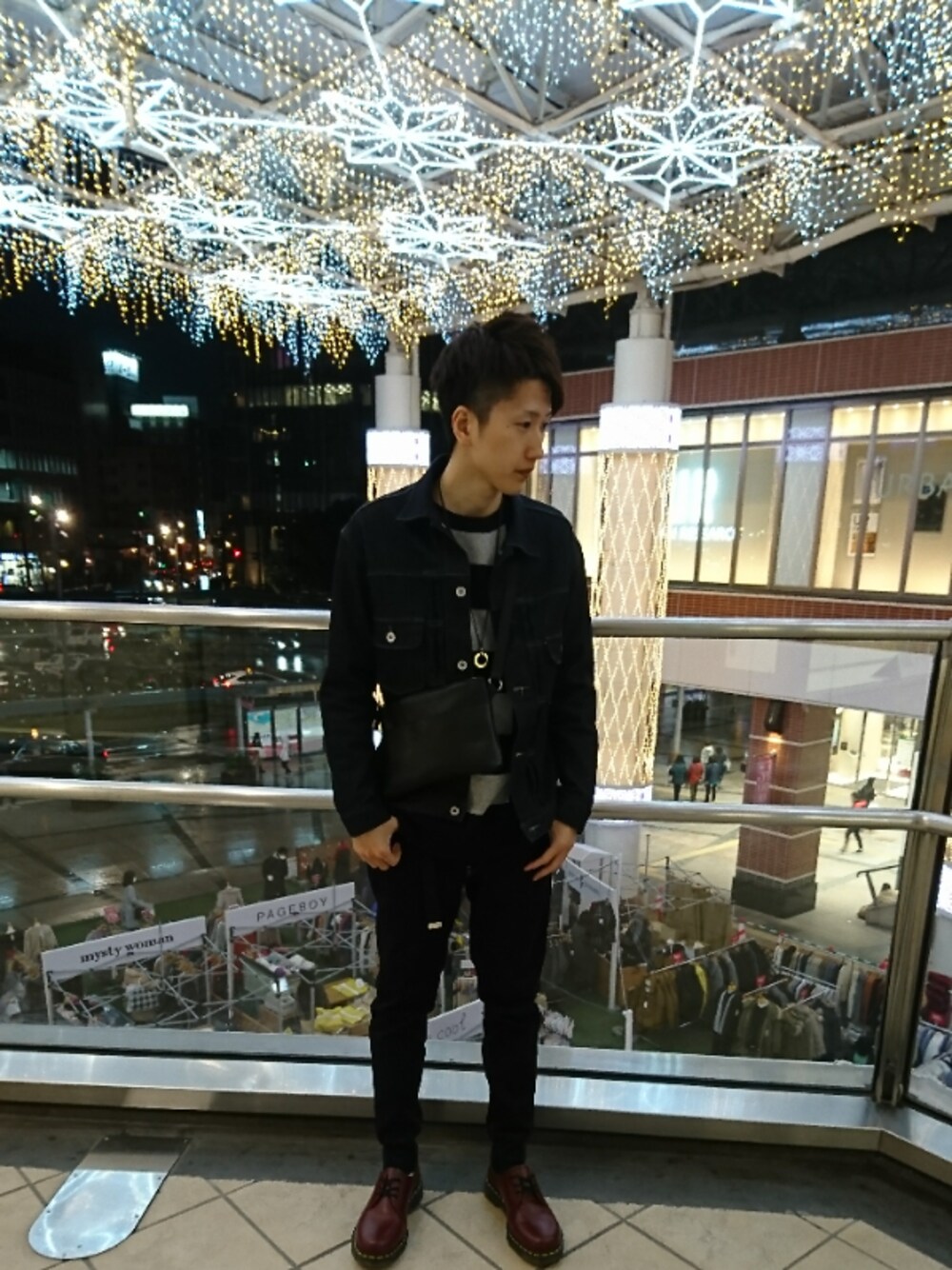 「NUMERALS、ヌメラルズ、ニコアンド、niko and ...、デニム、シンプル、オトナカジュアル、ドクターマーチン、Dr.Martens、デニムジャケット」｜「Dr. Martensのアイテム（シューズ、レッド系）」を使った、yutaさん（メンズ・172cm）の冬コーディネートの1枚目の写真