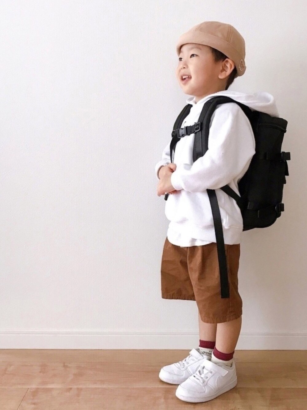 「フィッシャーマンキャップ、キャップ、リュック、パーカー、スニーカー、ストリート、ハーフパンツ、スニーカーコーデ、ナイキ、白スニーカー」｜「SHOO・LA・RUEのワンポイントフィッシャーマンキャップ（キャップ、ベージュ系）」を使った、youtanさん（キッズ・90cm）の春コーディネートの1枚目の写真