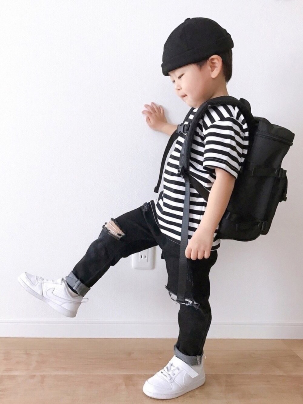 「クラッシュデニム、ブラックデニム、ボーダーTシャツ、フィッシャーマンキャップ、キャップ、リュック、スニーカー、シンプル、シンプルコーデ、ボーダートップス」｜「GRIN BUDDYの【GRIN BUDDY(グリンバディ)】キッズロールキャップ/Kids Twill Roll Cap（キャップ、ブラック系）」を使った、youtanさん（キッズ・90cm）の春コーディネートの1枚目の写真
