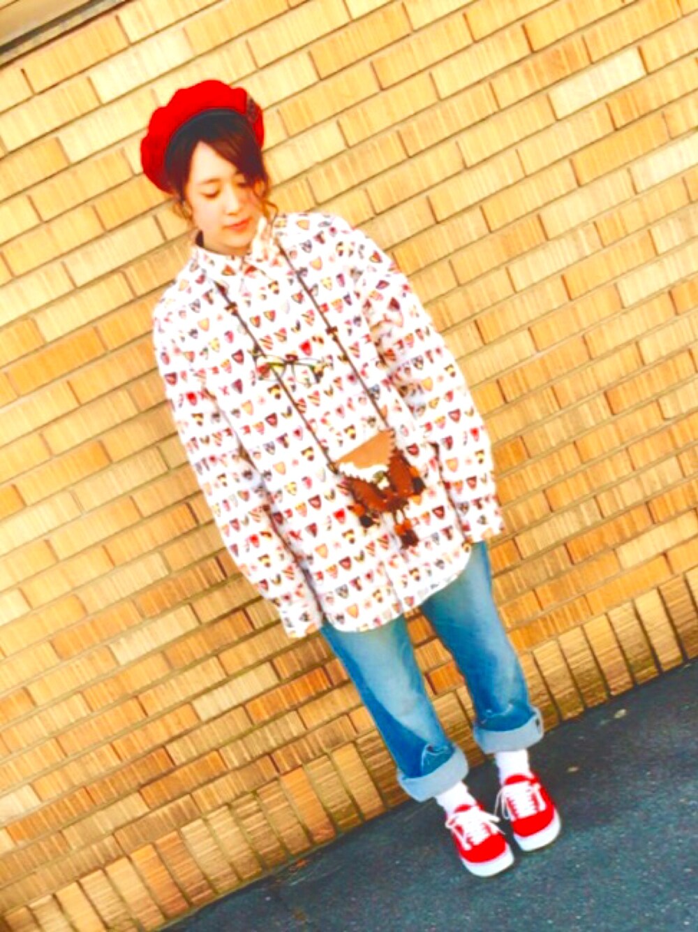 「首下げポーチ、赤、TOMMY HILFIGER、ベレー帽」｜「古着のアイテム（ハンチング/ベレー帽、レッド系）」を使った、れおさん（レディース・160cm）の春コーディネートの1枚目の写真