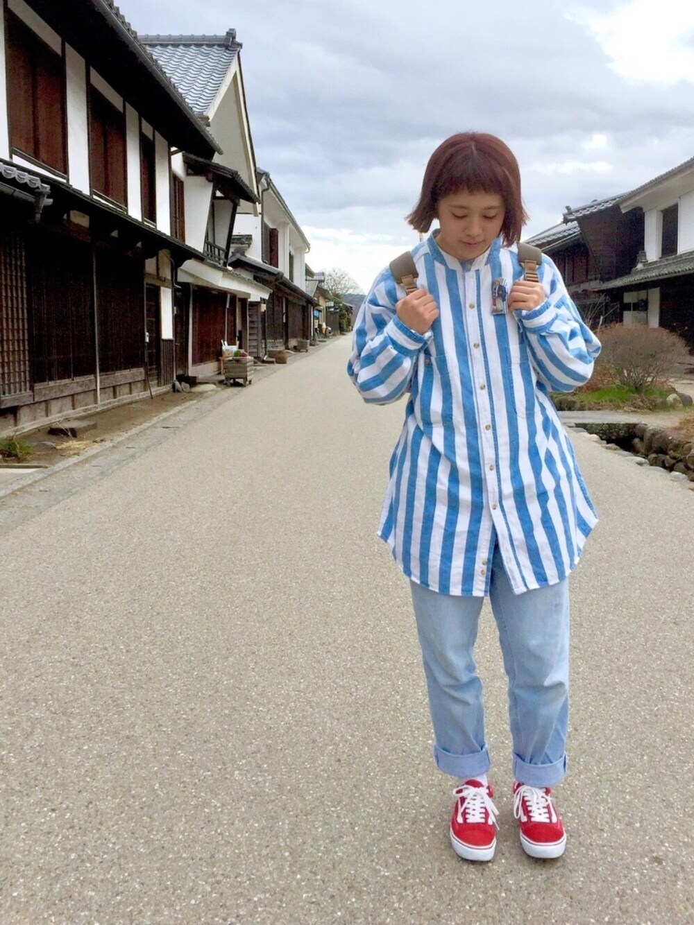 「VANS、ストライプシャツ、Levi's、デニムパンツ、古着、ショートヘアー」｜「uesdのアイテム（シャツ/ブラウス、ブルー系）」を使った、れおさん（レディース・160cm）の春コーディネートの1枚目の写真