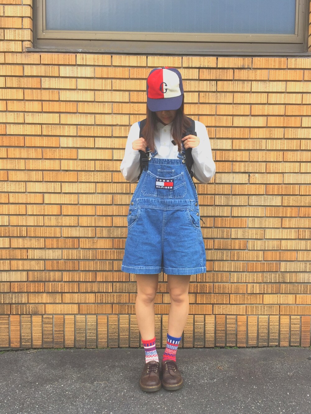 「Dr.Martens、TOMMY HILFIGER、サロペット、古着、古着コーデ、古着好きな人と繋がりたい」｜「uesdのアイテム（キャップ、その他）」を使った、れおさん（レディース・160cm）の春コーディネートの1枚目の写真