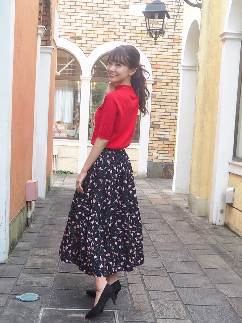 「オトナ女子、花柄、フレアスカート、赤、花柄スカート、CherieMona、秋コーデ、大人カジュアル、キレイめ、ブラック」｜「CRY.のアイテム（トップス、レッド系）」を使った、西川 瑞希さん（レディース・157cm）の秋コーディネートの1枚目の写真