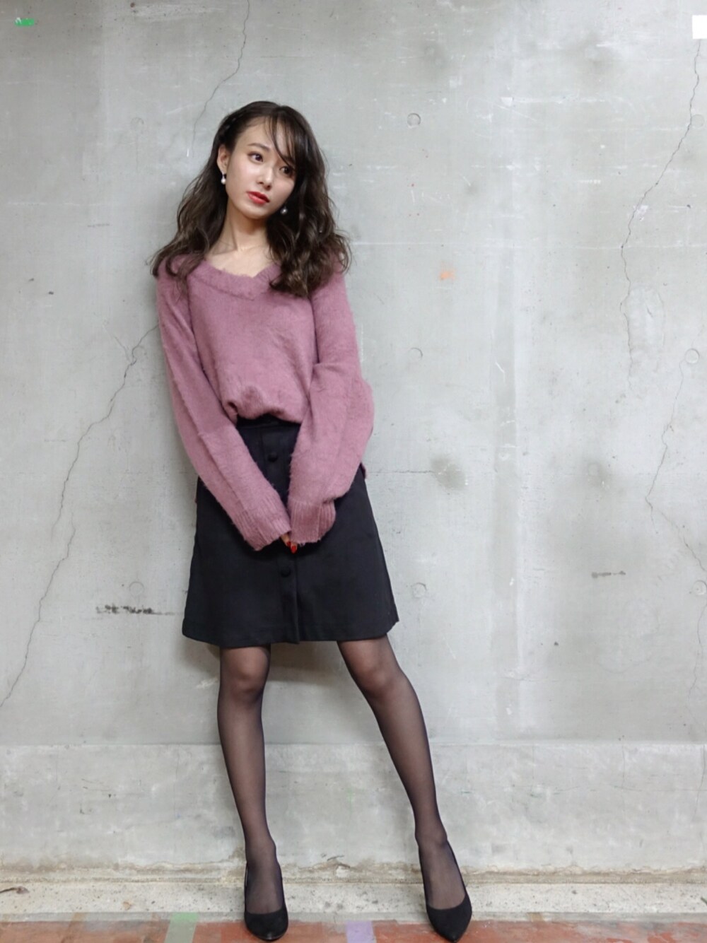 「ミニスカート、ゆるコーデ、ニット、ゆるニット、冬、秋のコーデ、CherieMona、オトナ女子、オトナカジュアル、おんなのこ」｜「Ｃherie Monaのアイテム（トップス、パープル系）」を使った、西川 瑞希さん（レディース・157cm）の秋コーディネートの1枚目の写真