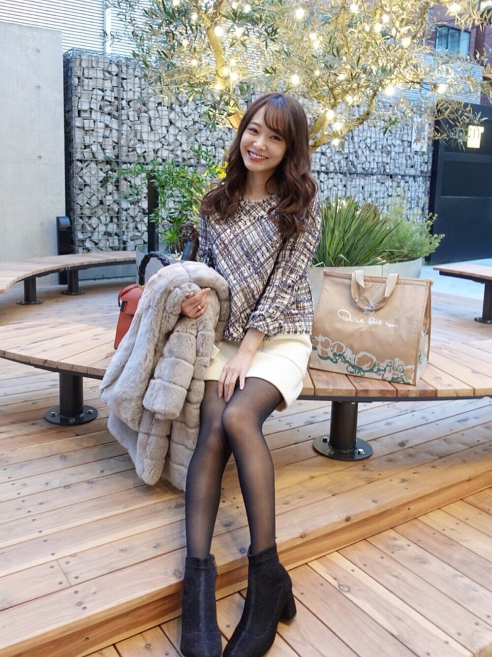 「シンプルコーデ、大人コーデ、オトナ女子、おんなのこ、キレイめ、ミニスカート」｜「miu miuのアイテム（バッグ、オレンジ系）」を使った、西川 瑞希さん（レディース・157cm）の冬コーディネートの1枚目の写真