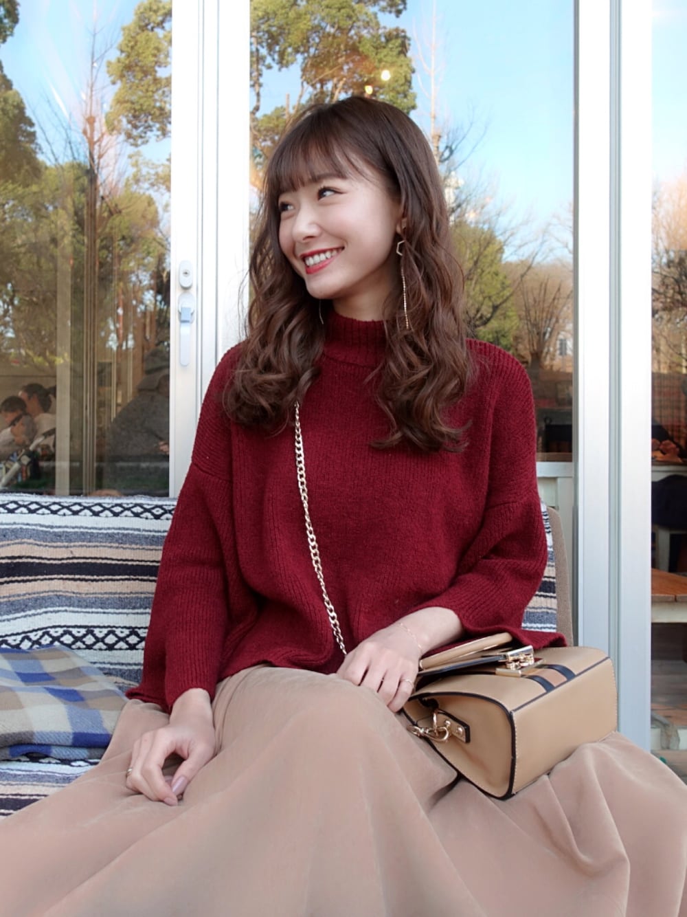 「カジュアルコーデ、大人カジュアル、オトナ女子、オトナカジュアル、赤、冬、きれいめカジュアル、スニーカー、冬コーデ」｜「Ｃherie Monaのアイテム（トップス、レッド系）」を使った、西川 瑞希さん（レディース・157cm）の冬コーディネートの1枚目の写真