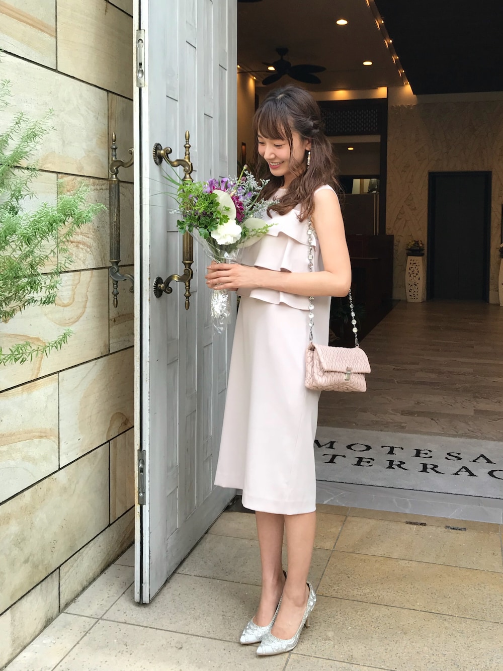 「キレイめ、オトナ女子、ベージュ、ワンピース、タイトスカート、結婚式、MIUMIU、シンプル」｜「UNITED ARROWSのアイテム（ワンピース/ドレス、ベージュ系）」を使った、西川 瑞希さん（レディース・157cm）の夏コーディネートの1枚目の写真