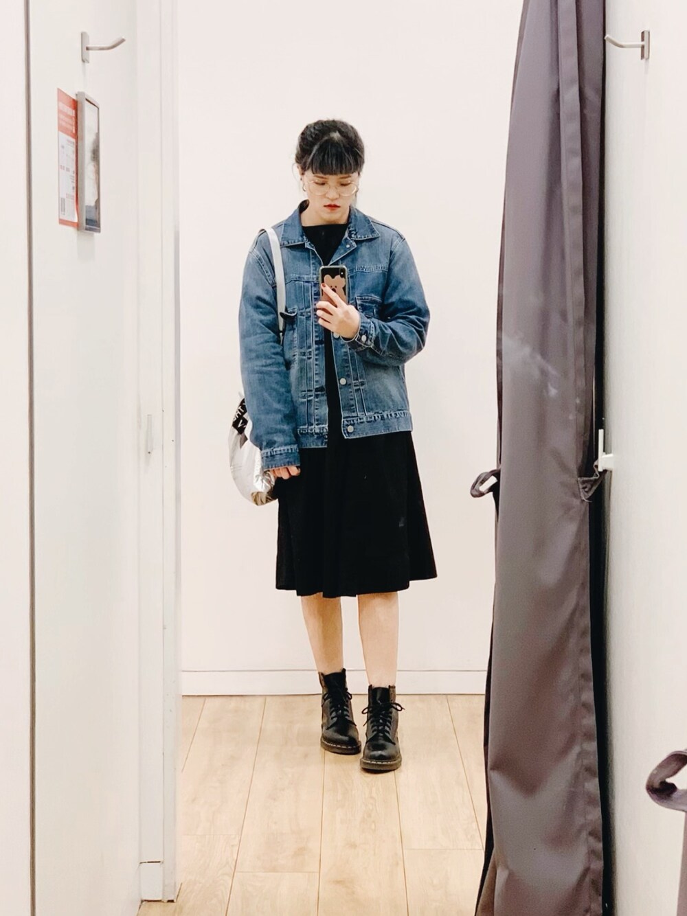 「ootd、街頭穿搭、Taiwan、TAIPEI、冬コーデ、丹寧」｜「niko and...のフレアワイドオーバーワンピース（ワンピース、ブラック系）」を使った、TORUさん（レディース・171cm）の冬コーディネートの1枚目の写真