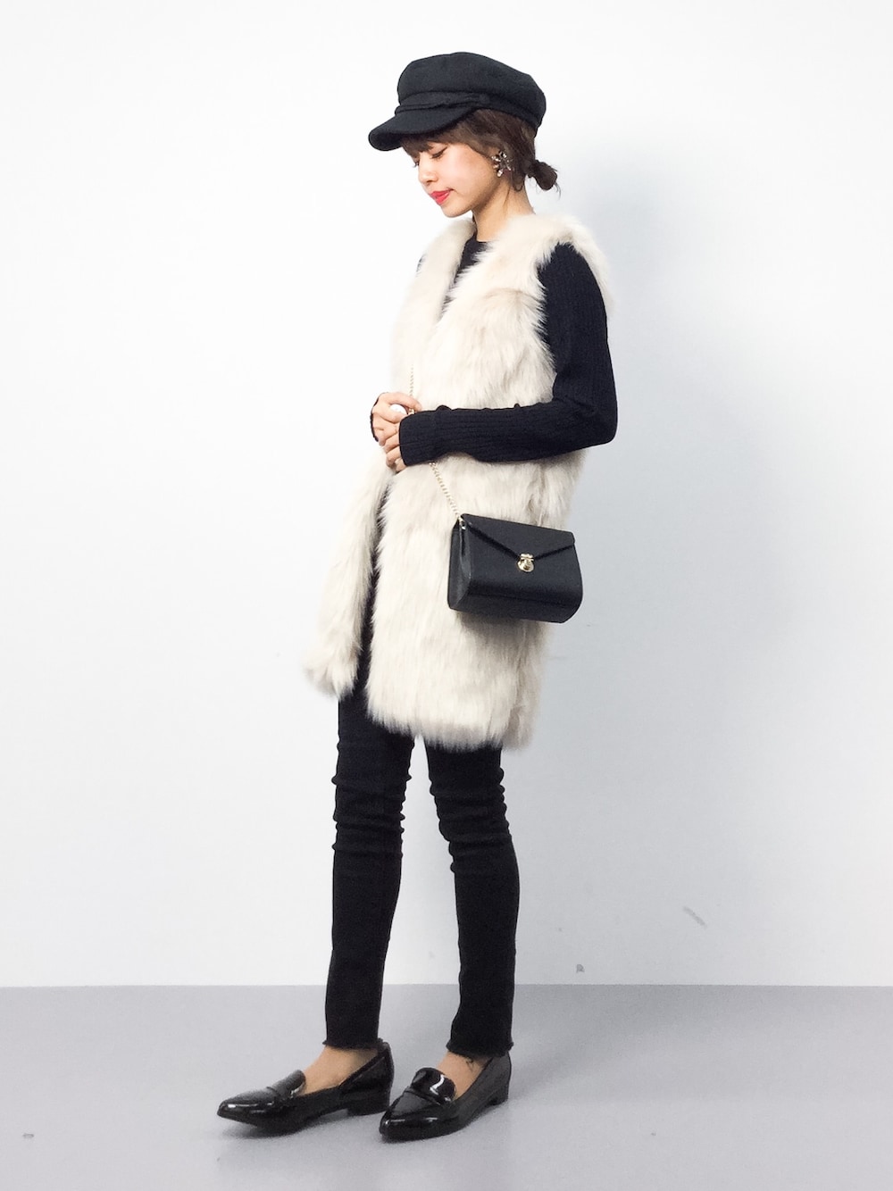 ピンク系のその他アウター、ブラック系のデニムパンツ、ブラック系のキャスケットを着用したレディースの冬コーディネートの1枚目の写真