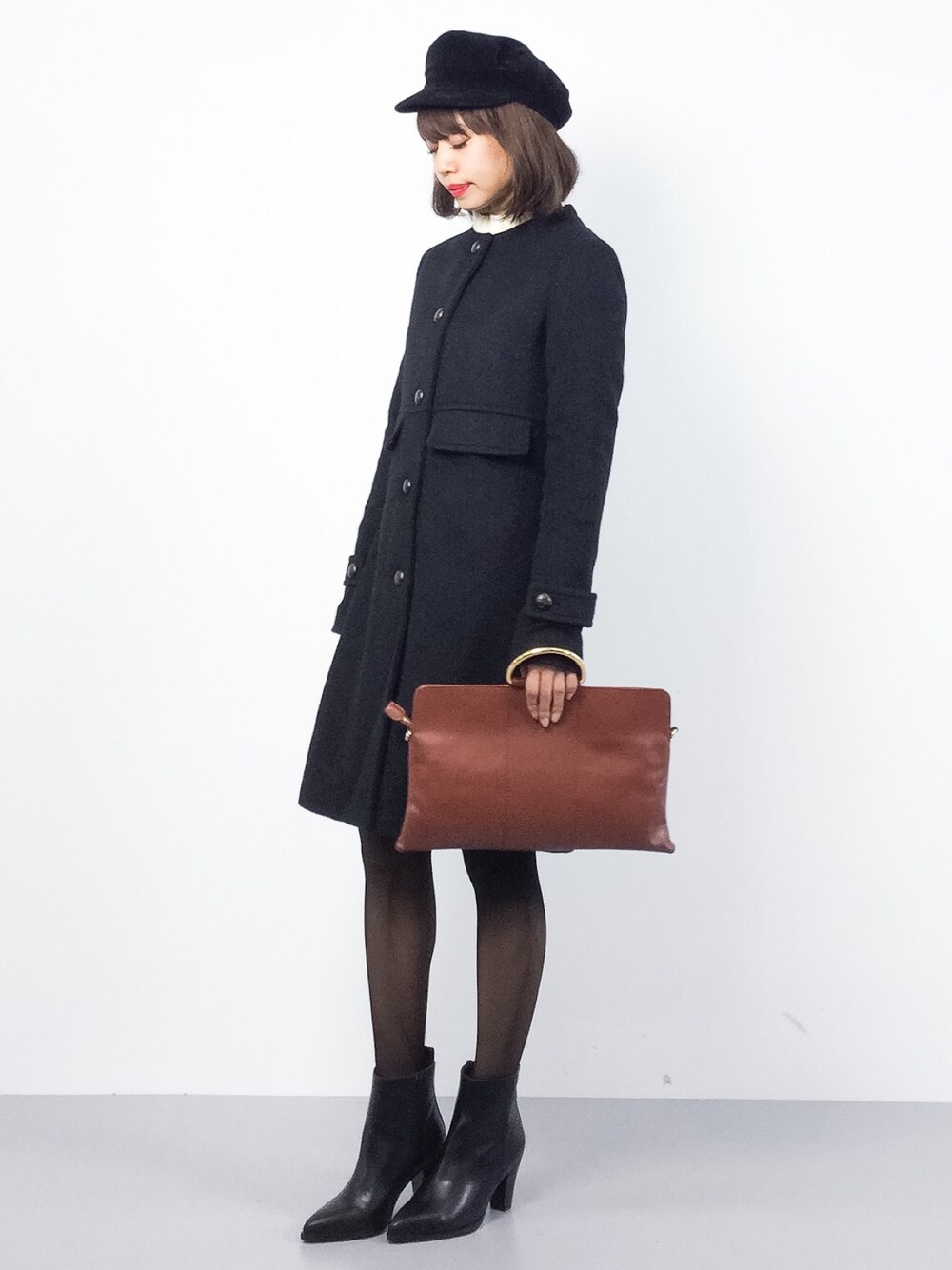 「シンプル、黒、ノーカラーコート、キレイめ、きれいめカジュアル、ootd、低身長、ボブ、オトナカジュアル、オトナ女子」｜「Ungridのフェイクスウェードマリンキャップ（キャップ、ブラック系）」を使った、erikoさん（レディース・152cm）の冬コーディネートの1枚目の写真