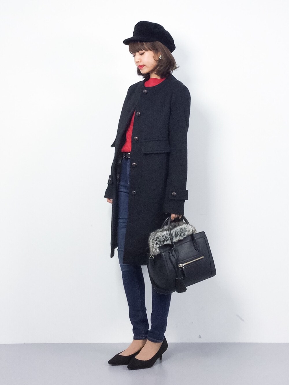 「カジュアル、シンプル、黒、キャスケット、ノーカラーコート、赤ニット、パンツスタイル、ootd、ボブ、オトナカジュアル」｜「Ungridのフェイクスウェードマリンキャップ（キャップ、ブラック系）」を使った、erikoさん（レディース・152cm）の冬コーディネートの1枚目の写真