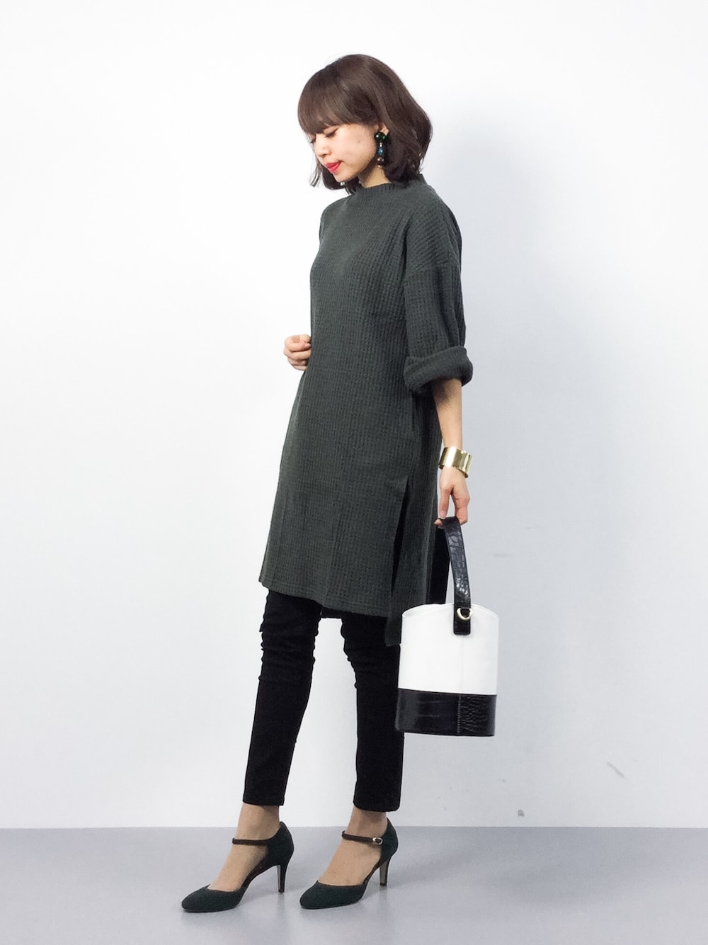 「デニム、ワンピース、カジュアル、シンプル、グリーン、カーキ、パンツスタイル、ootd、オトナカジュアル、チビーズ✳︎」｜「select MOCAの手触りふわふわワッフル生地プチハイネックワイドスリーブ後ろ長めデザインサイドスリット入り長袖チュニックワンピース（ワンピース、グリーン系）」を使った、erikoさん（レディース・152cm）の冬コーディネートの1枚目の写真