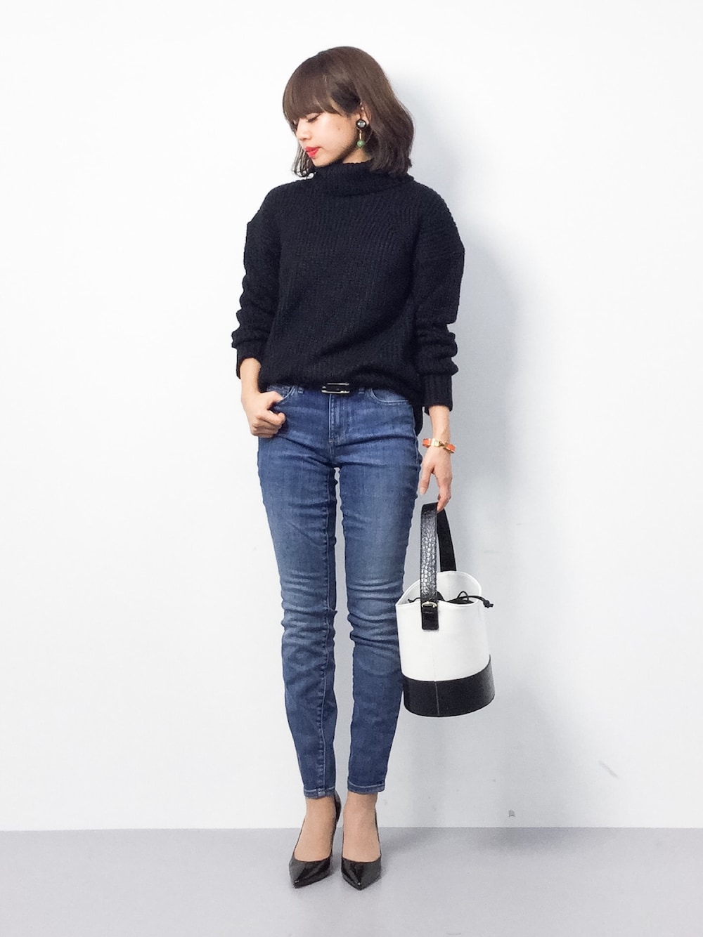 「ニット、デニム、カジュアル、シンプル、スキニー、黒、パンツスタイル、ootd、低身長、オトナカジュアル」｜「Shelly islandの【Shelly island】ボリュームネックニット（ニット/セーター、ブラック系）」を使った、erikoさん（レディース・152cm）の冬コーディネートの1枚目の写真
