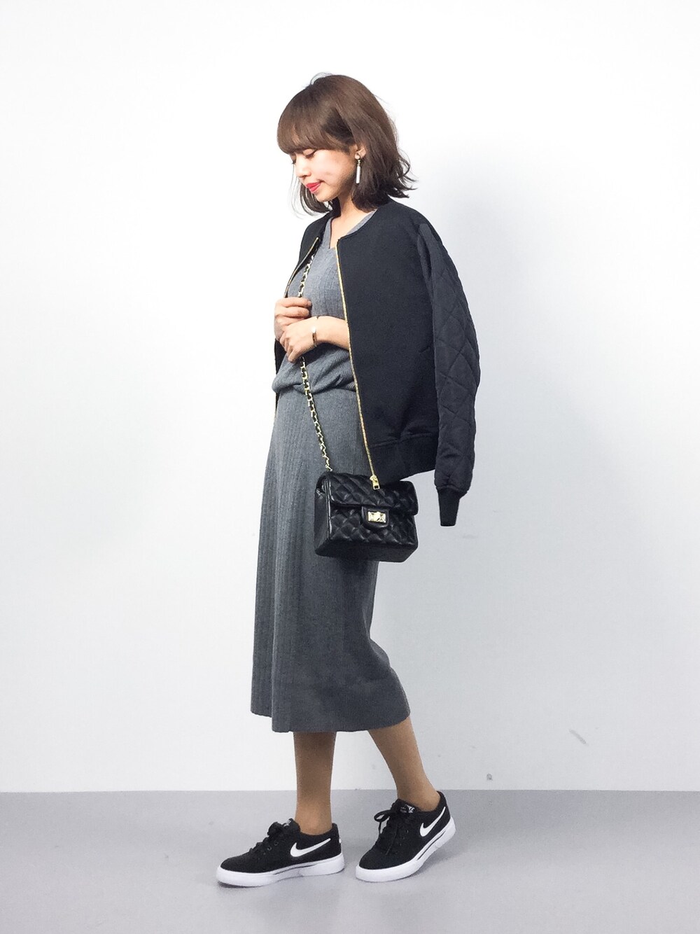 「ブルゾン、スニーカー、セットアップ、カジュアル、シンプル、グレー、MA-1、休日スタイル、ootd、低身長」｜「GLOBAL WORKのカットキルトコンビブルゾン/736911（ブルゾン、ブラック系）」を使った、erikoさん（レディース・152cm）の冬コーディネートの1枚目の写真