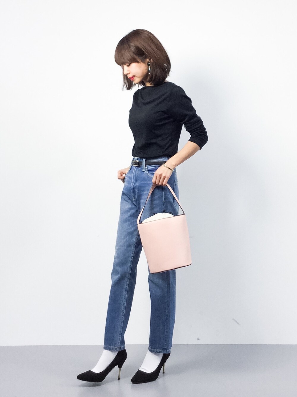 「カジュアル、シンプル、ピンク、黒、白ソックス、靴下チラ見せ、ootd、シンプルコーデ、春コーデ、低身長」｜「FREAK'S STOREのパーツイヤリング-クリア-（イヤリング、グリーン系）」を使った、erikoさん（レディース・152cm）の春コーディネートの1枚目の写真