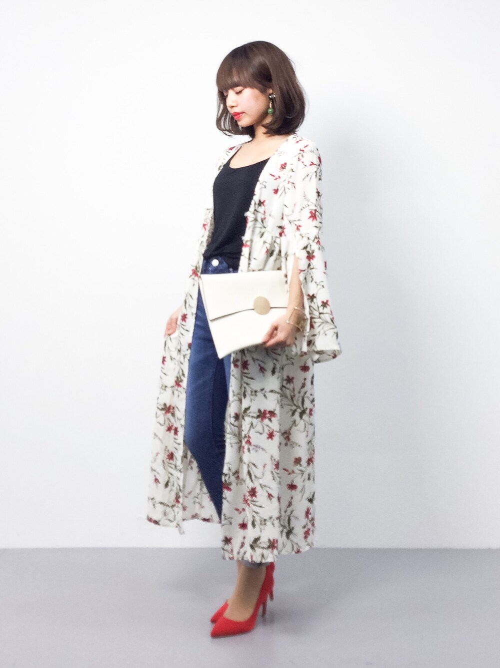 「カジュアル、シンプル、花柄、ガウン、大人カジュアル、春、ootd、春コーデ、低身長、ボブ」｜「SpRayのｶﾙﾑ花柄ﾛﾝｸﾞｶﾞｳﾝ（カーディガン/ボレロ、ホワイト系）」を使った、erikoさん（レディース・152cm）の春コーディネートの1枚目の写真
