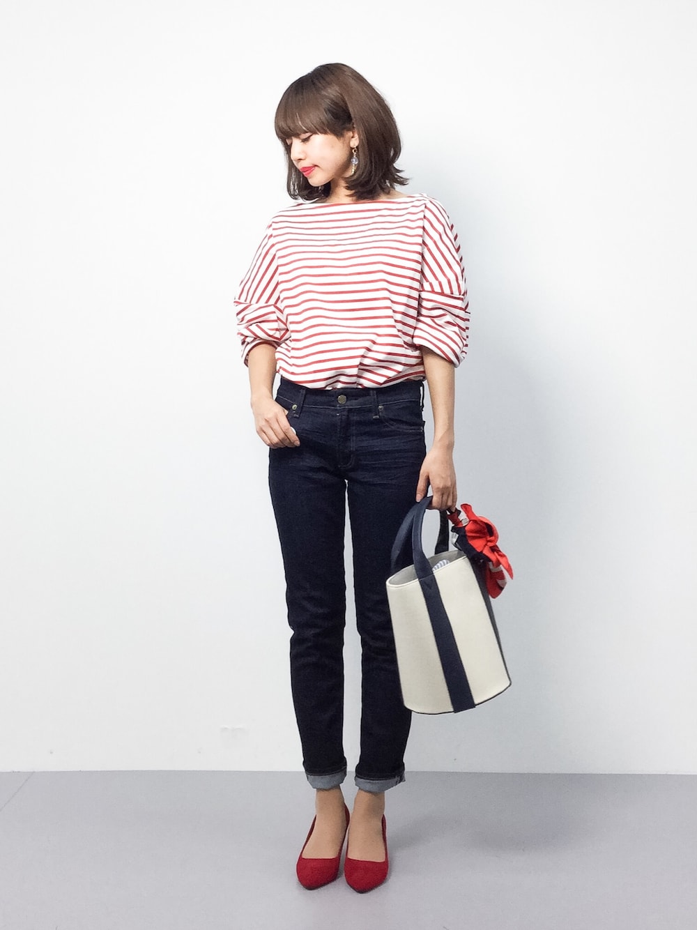 「デニム、トートバッグ、カジュアル、ボーダー、シンプル、赤、スカーフ、パンツスタイル、ootd、オトナカジュアル」｜「A part byのCボーダーウシロカシュクール8S 751909 （Tシャツ/カットソー、レッド系）」を使った、erikoさん（レディース・152cm）の春コーディネートの1枚目の写真