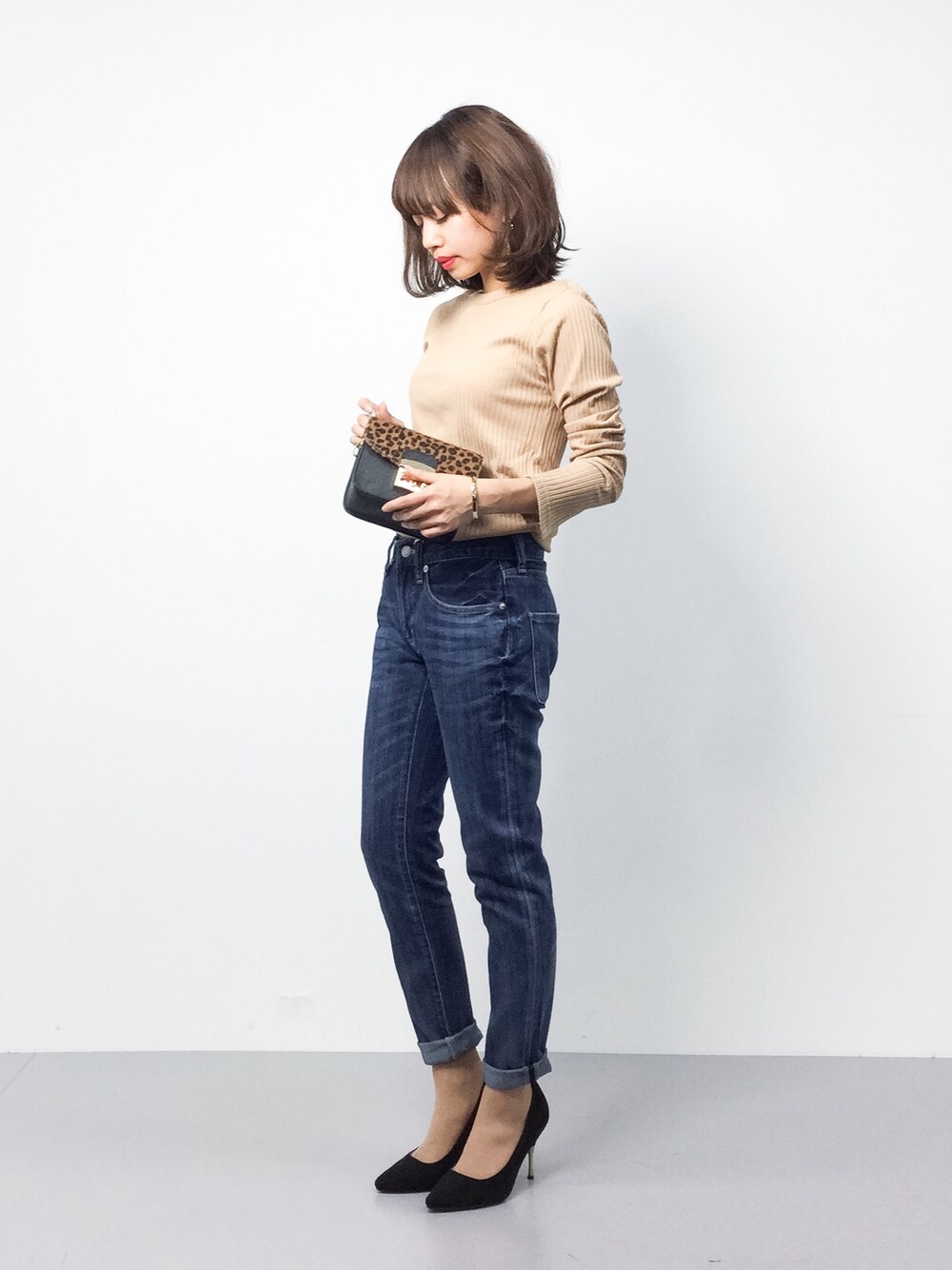 「デニム、カジュアル、シンプル、ベージュ、大人カジュアル、春、ootd、春コーデ、低身長、オトナ女子」｜「KBFのKBF スリットスリーブリブカットソー（Tシャツ/カットソー、ベージュ系）」を使った、erikoさん（レディース・152cm）の春コーディネートの1枚目の写真