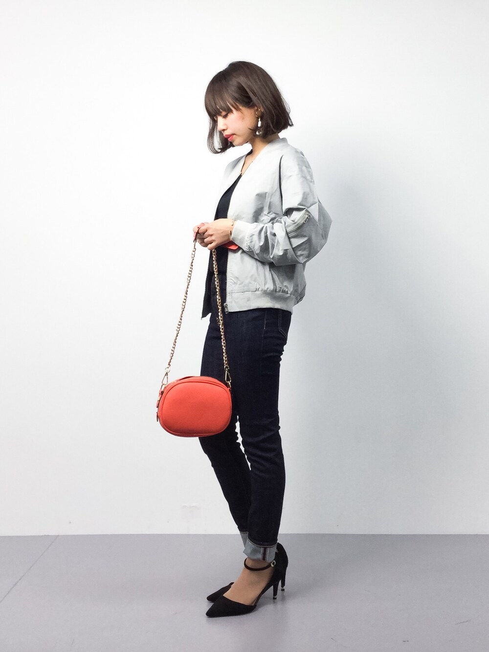 「ブルゾン、デニム、カジュアル、シンプル、MA-1、春、ootd、春コーデ、低身長、オトナカジュアル」｜「aimohaのショルダージップMA-1（MA-1、グレー系）」を使った、erikoさん（レディース・152cm）の春コーディネートの1枚目の写真