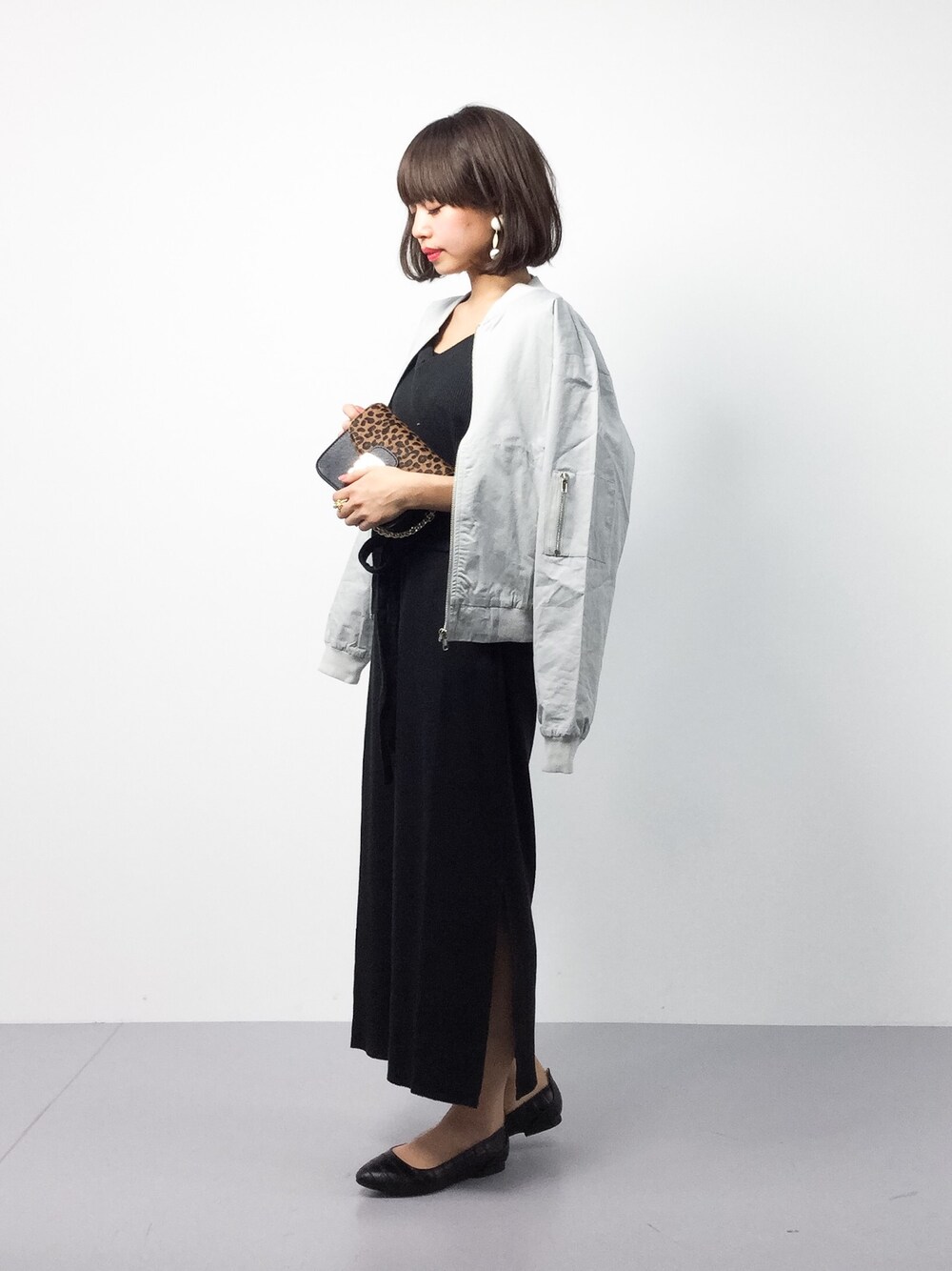 「ブルゾン、ワンピース、カジュアル、シンプル、レオパード、MA-1、春コーデ、低身長、キャミワンピ、オトナカジュアル」｜「aimohaのショルダージップMA-1（MA-1、グレー系）」を使った、erikoさん（レディース・152cm）の春コーディネートの1枚目の写真