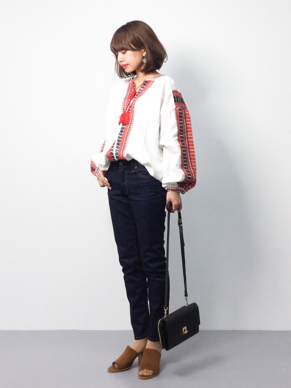 「デニム、刺繍、パンツスタイル、春コーデ、低身長、刺繍ブラウス、outfit、オトナカジュアル」｜「Factor=のFactor= 刺繍チュニック（シャツ/ブラウス、レッド系）」を使った、erikoさん（レディース・152cm）の春コーディネートの1枚目の写真