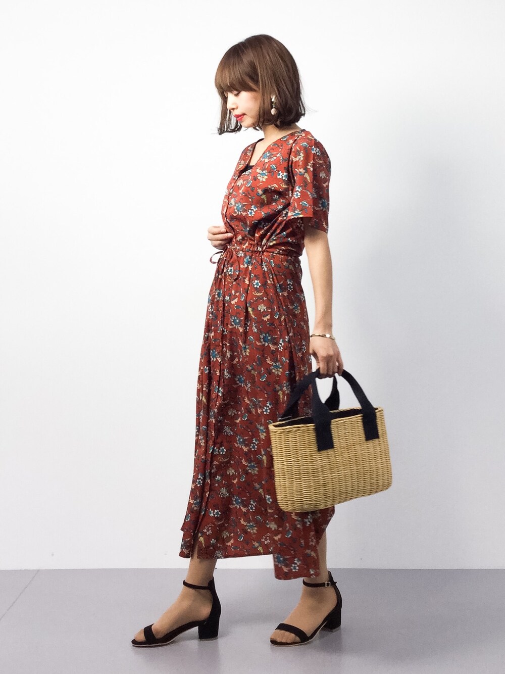 「ワンピース、カジュアル、シンプル、赤、ガウン、春、ootd、かごバッグ、春コーデ、低身長」｜「STRAWBERRY-FIELDSのカゴバッグ（かごバッグ、ベージュ系）」を使った、erikoさん（レディース・152cm）の春コーディネートの1枚目の写真