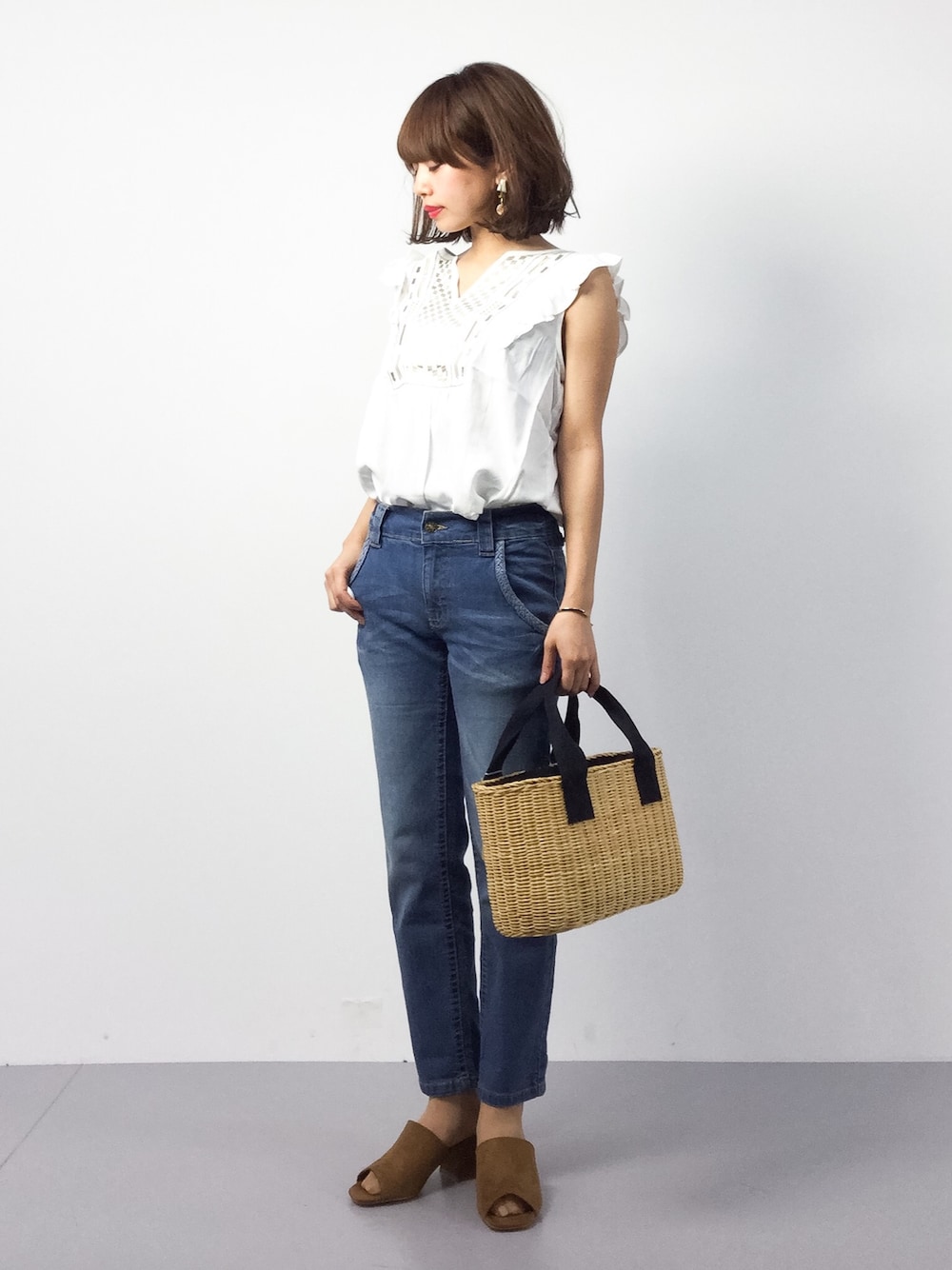 「デニム、ブラウス、カジュアル、白、プチプラ、パンツスタイル、かごバッグ、春コーデ、低身長、outfit」｜「SENSE OF PLACE by URBAN RESEARCHのフリルシシュウブラウス(ノースリーブ)（シャツ/ブラウス、ホワイト系）」を使った、erikoさん（レディース・152cm）の春コーディネートの1枚目の写真