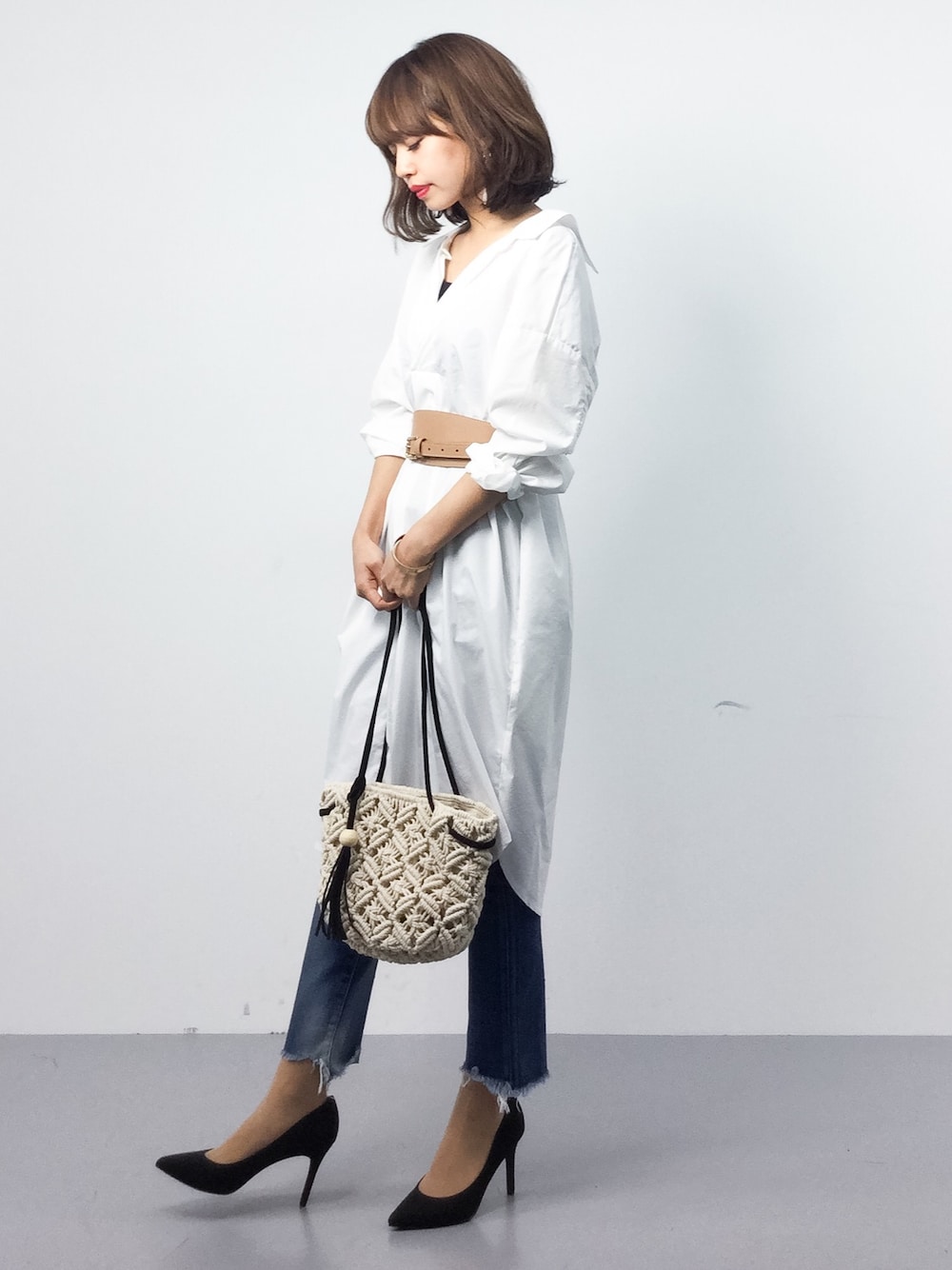 「ワンピース、シンプル、シャツ、白シャツ、白、きれいめカジュアル、ootd、シャツスタイル、カジュアルコーデ」｜「URBAN RESEARCH ROSSO WOMENのROSSO バックリボンシャツワンピース（シャツワンピース、ホワイト系）」を使った、erikoさん（メンズ・152cm）の春コーディネートの1枚目の写真