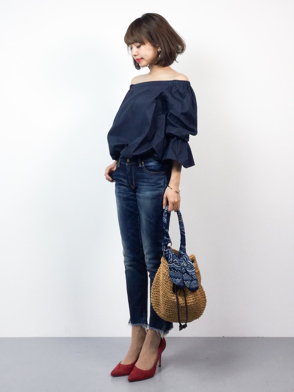 ブルー系のシャツ/ブラウス、ブルー系のデニムパンツ、ホワイト系のかごバッグを着用したレディースの夏コーディネートの1枚目の写真