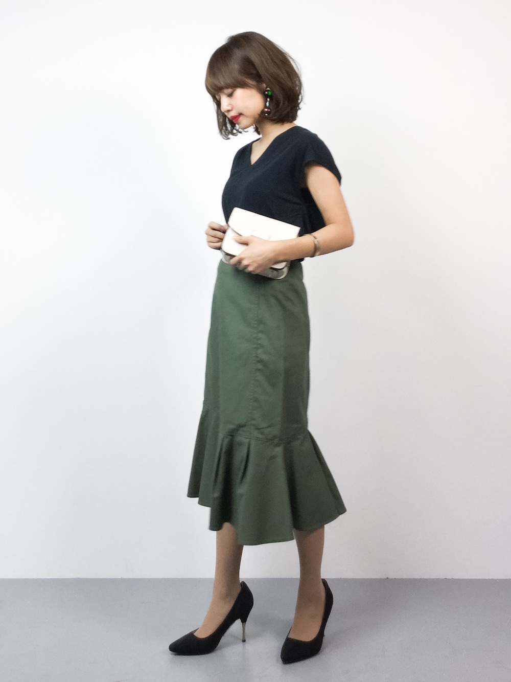 「スカート、シンプル、Tシャツ、黒、キレイめ、きれいめカジュアル、低身長、outfit、オトナカジュアル」｜「AZUL ENCANTOの【消臭効果】【接触冷感】【洗濯機で洗える】Vネックバックタックプルオーバー（Tシャツ/カットソー、ブラック系）」を使った、erikoさん（レディース・152cm）の夏コーディネートの1枚目の写真